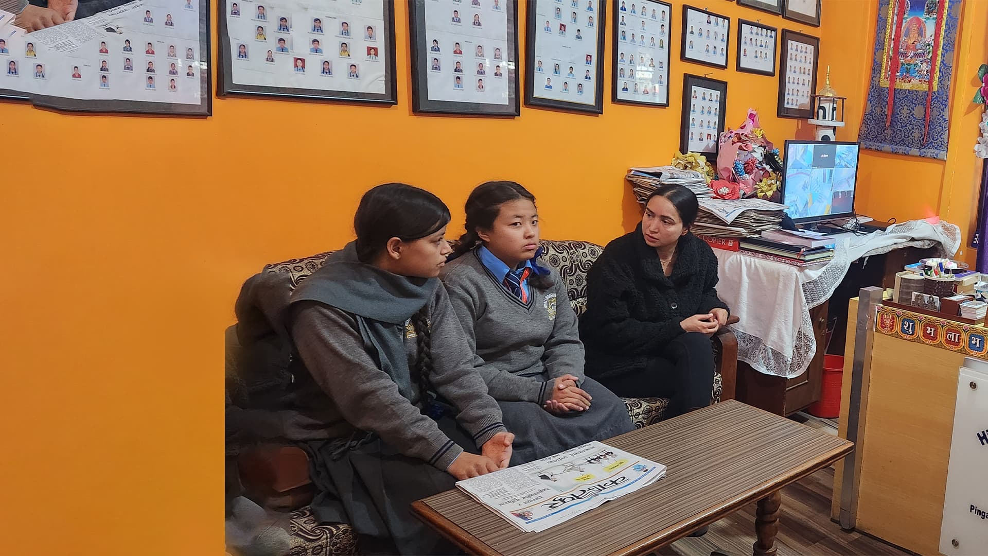 Mentor reading stories with children